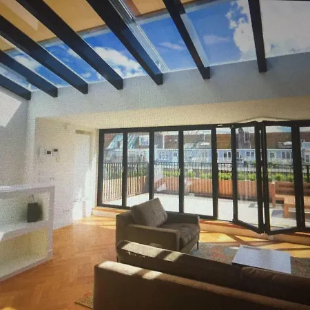 Fantastic Bright Penthouse דירה